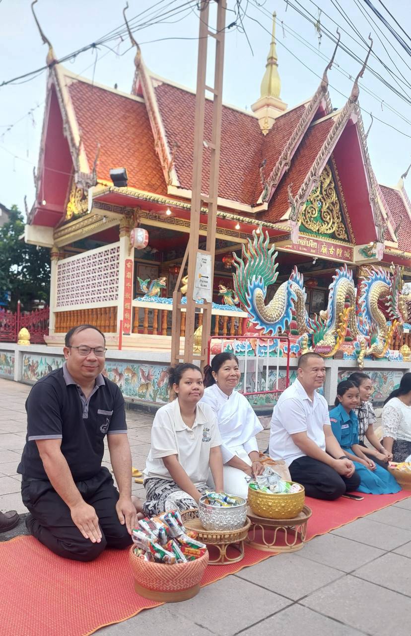 title - ส.ป.ก.ยโสธร ร่วมกิจกรรมทำบุญตักบาตรย้อนยุค วิถีถิ่น วิถีไทย   ณ ถนนคนเดินยโสธร เมืองเก่าบ้านสิงห์ท่า ประจำปีงบประมาณ พ.ศ.2569